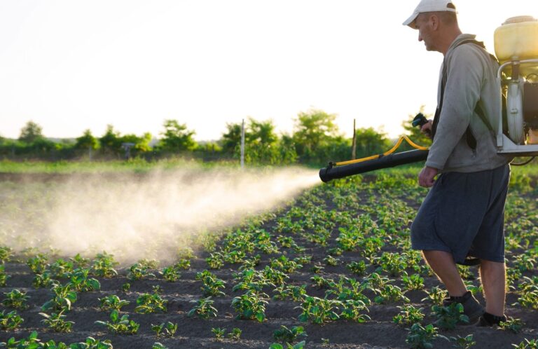 La Comisión Europea retira la ley de pesticidas y se compromete a involucrar a los agricultores en la redacción del nuevo borrador