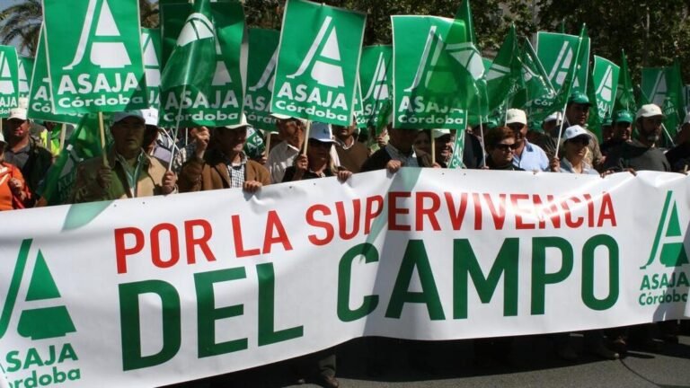 Manifestantes en Madrid exigen el fin de la caza con perros durante una protesta contra la caza.