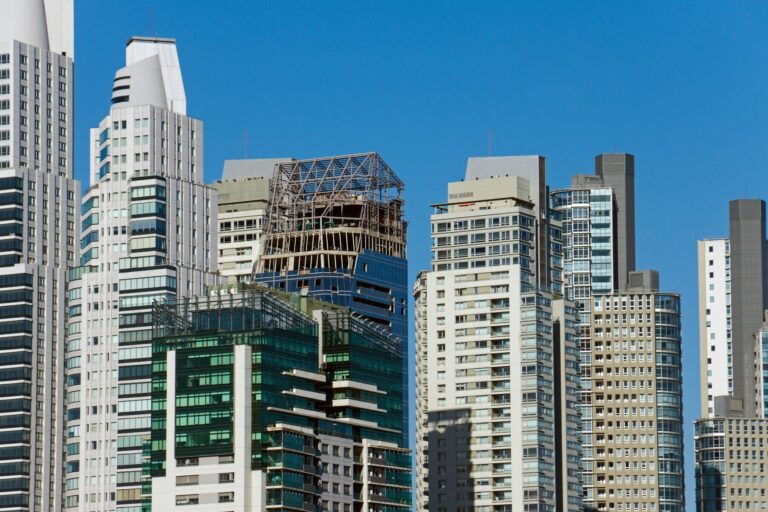 Uno de los puertos más conocidos de España se transformará permanentemente: albergará un parque de energía renovable con torres tan altas como la Torre Eiffel.