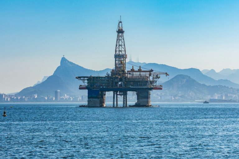 El precio del petróleo aumenta a su nivel más alto desde marzo, pero sigue significativamente por debajo del año pasado